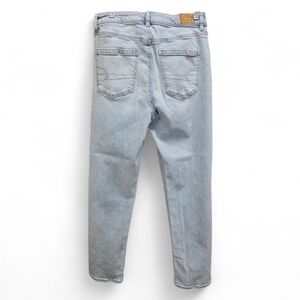 American Eagle Strigid  High Rise Mom Jeans Light Wash S 6 Soft Structured Denim